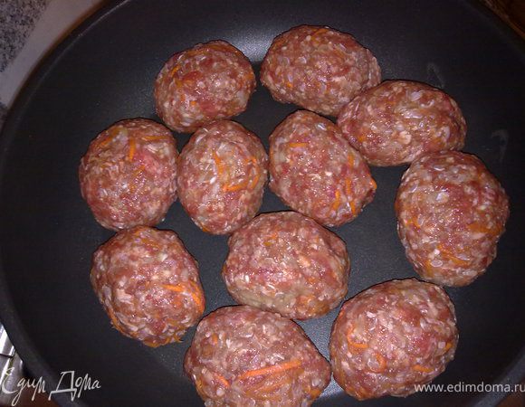 далее из полученной массы лепим ёжики и кладём в сковороду.