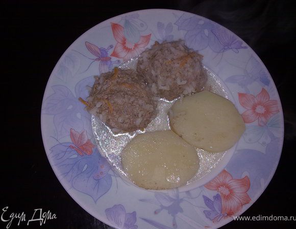 налить кипячёную воду до верхнего уровня картофеля (желательно через дуршлаг, чтобы ёжики не развалились). Варим на среднем огне 20-25минут. Как картошка сварится можете снимать. По желанию можно при подаче посыпать мелко нарубленной зеленью. ПРИЯТНОГО АППЕТИТА!