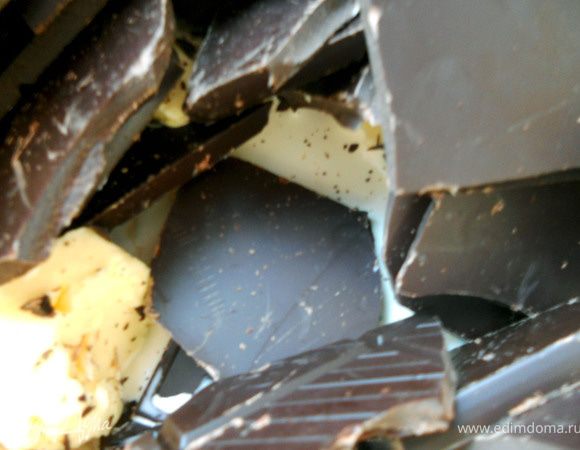 Соединить сливки, сливочное масло и шоколад, растопить на водяной бане, до однородного состояния. Можно использовать и более деликатный способ: отдельно растопить шоколад и масло и соединить со сливками. 