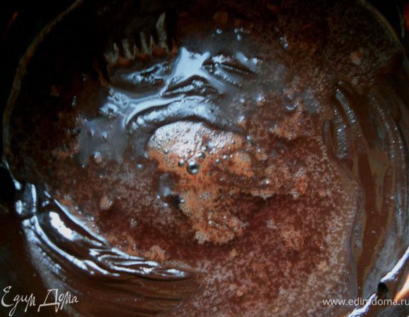 В слегка остывшую массу влить игристое вино, размешать. 