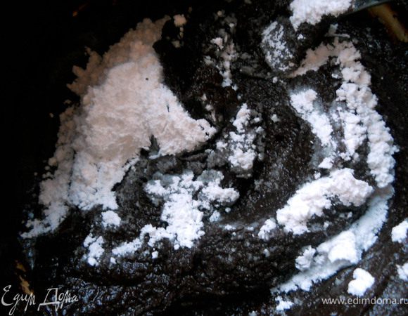 Просеять сахарную пудру, буквально 2-3 ложки: так и шоколад несколько смягчится, и текстура станет более нежной. Хорошо размешать. Убрать массу в холодильник на несколько часов (3-6), пока она не схватится. 