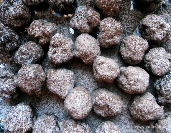 Сформировать конфеты ***как я сказал, масса очень крепкая, поэтому ровные конфеты не получились***. Обвалять в смеси какао и сахарной пудры (просеять). Хранить в холодильнике до 5 дней, примерно на 25 штук. 