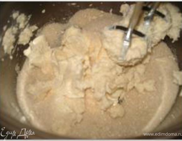 Яйца растереть с сахаром до пышной массы.