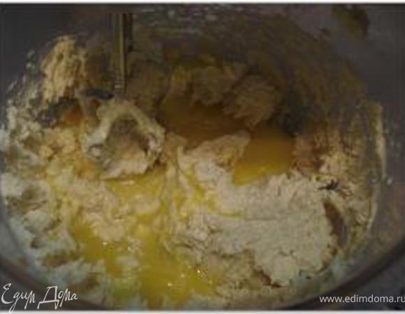 Добавить желтки, ванильную эссенцию и продолжать взбивать