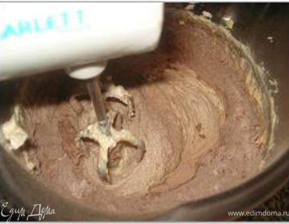 Муку просеять вместе с какао, пекарским порошком и перемешать.
Добавить просеянную муку с какаов яично-масляную смесь и продолжать взбивать до однородности.