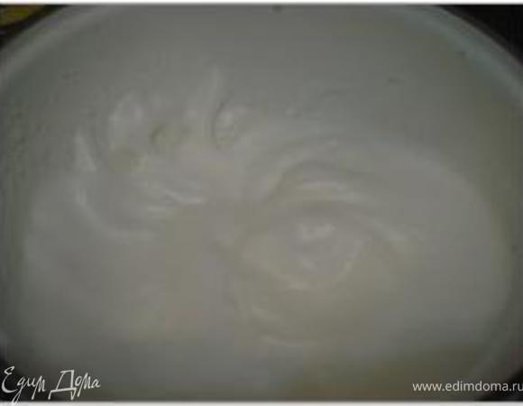 Отдельно взбить белки до устойчивых пиков.