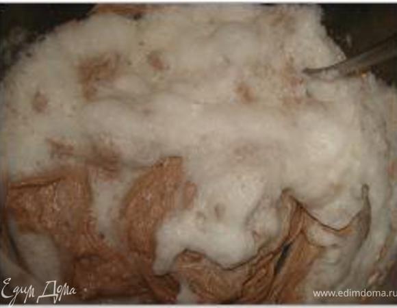 Ввести взбитые белки в тесто и аккуратно перемешать