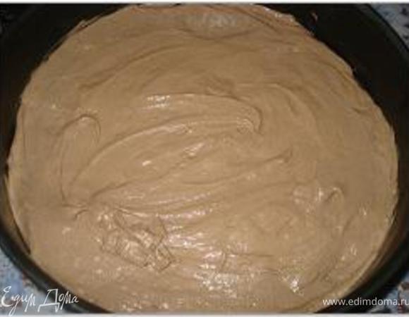 Все теже самые операции повторить с ингредиентами для светлого бисквита.

Подготовить формы для бисквитов. Вылить тесто в формы.