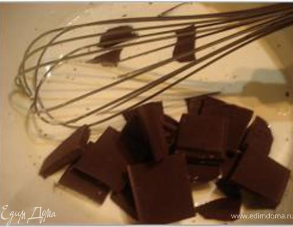 Довести сливки до кипения, но не кипятить. Добавить в горячие сливки поломанный на кусочки шоколад.