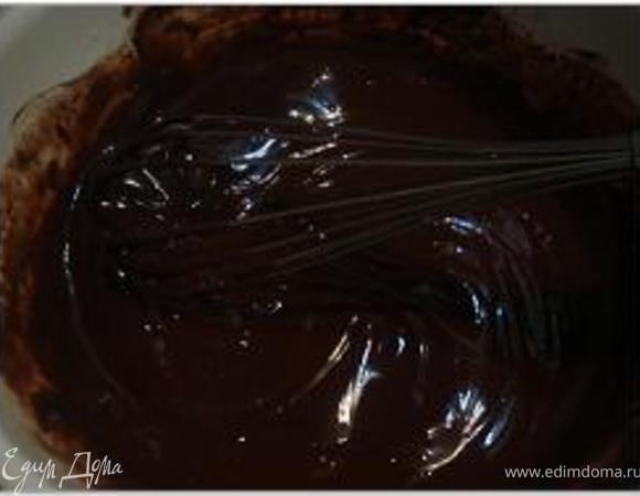 Взбить венчиком до однородности и поставить остужаться, периодически взбивая крем.