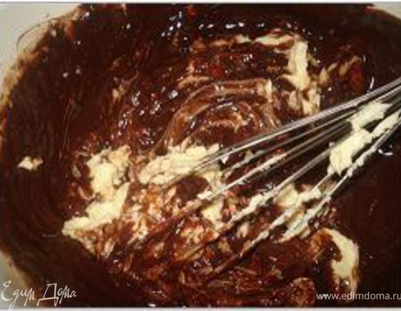 В охлажденный крем ввести порциями размягченное сливочное масло