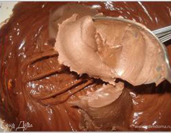 И продолжать взбивать венчиком (не миксером). Когда масса будет однородной, добавить шоколадно-ореховую пасту и продолжать взбивать.