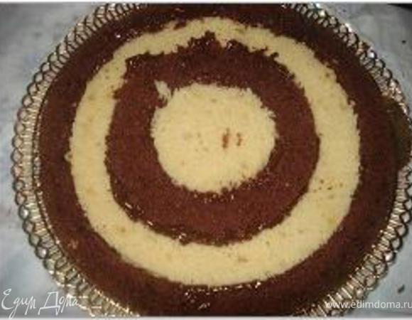 Взять тарелки трех разных диаметров или кондитерские выемки и вырезать из каждого коржа по три кольца (я сделала 4).
Начинаем собирать торт, меняя кольца местами и промазывая каждое соединение кремом.