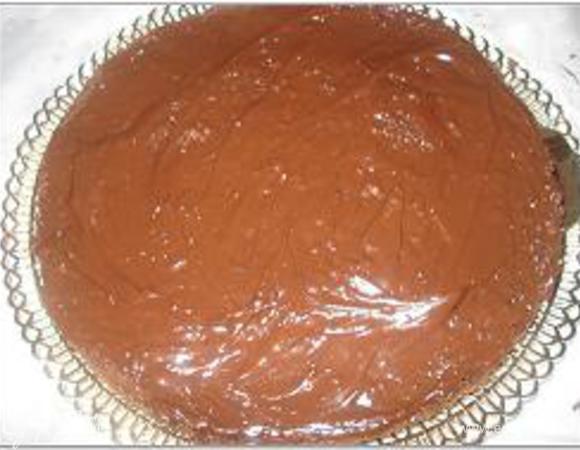 Сверху получившийся корж смазать кремом