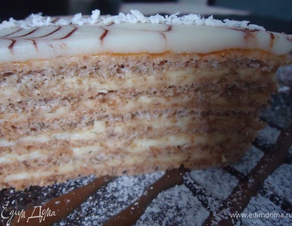 Для крема 1/3 молока взбить с сахаром, желтками и ванильным сахаром. Оставшееся молоко довести до кипения; тонкой струйкой ввести получившуюся смесь в кипящее молоко, постоянно помешивая венчиком. Еще раз довести до кипения, снять с огня, остудить. Масло взбить, по одной ложке постепенно ввести в крем, добавить ром. 