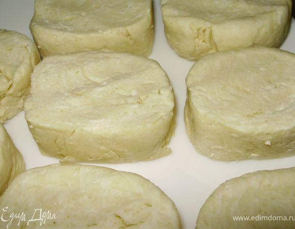 Замесить тесто растирая ингредиенты по столу что бы получилось слегка липкое однородное тесто.
 Разделить на 8 частей выложить на тарелку и накрыть плёнкой, поставить в холодильник на 30 мин.
