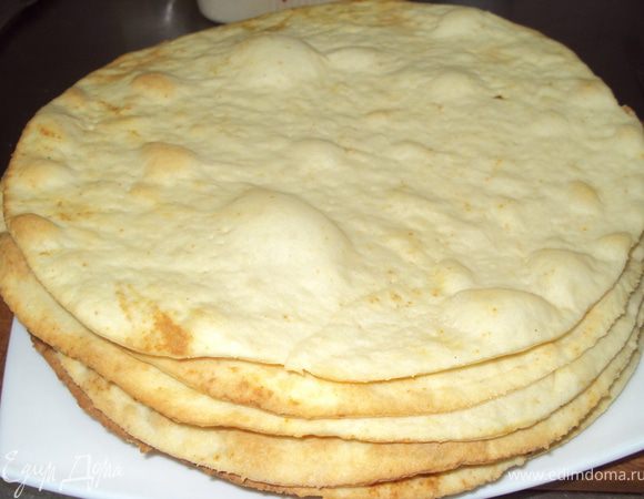 Вынимаем тесто из холодильника тонко раскатываем коржи вырезаем под крышку диаметром 26см накалываем вилкой и выпекаем при температуре 200-220 градусов.
Остатки теста выпекаем на крошку для посыпки торта.
