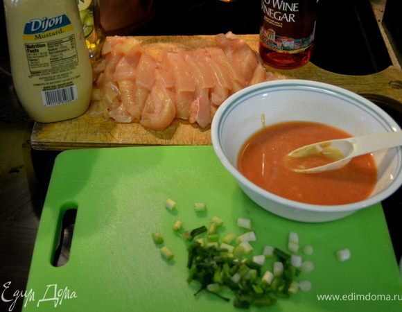 Вскипятить воду для вермешели. Нарезать куриные грудки на длин.тонкие полоски.Очистить чеснок и выдавить в миску.Добавить горчицу,томат.пасту,винный уксус и бульон,все перемешать.Промыть и обсушить зелен.лук.Зеленые стебли мелко нарезать и отложить в сторону,белые головки нарезать тонкими кольцами,отложить в сторону.