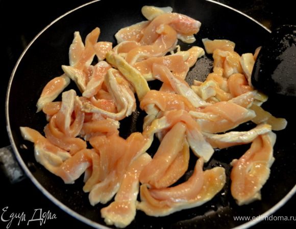 Разогреть в сковороде на сильном огне 1,5стол.л олив.масла. Обжарить куриные грудки 1-2мин. пока мясо не побелеет.