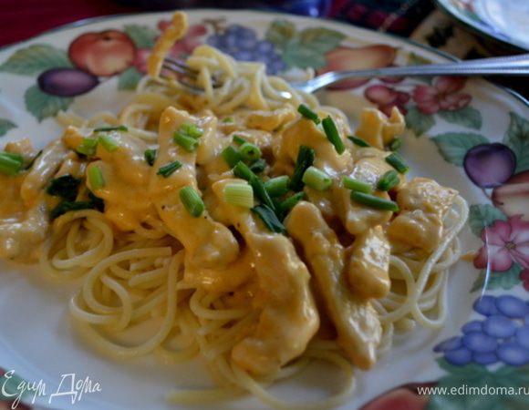 Влить в сковороду чесночно-уксусную смесь и положить нарезанными кольцами головки лука.Довести до кипения,накрыть крышкой и тушить примерно 5мин.
Пока курица тушится посолить воду для вермешели и засыпать в нее вермишель.Довести до кипения ии варить 3мин.Слить воду добавить оставшееся олив.масло.
Смешать муку со сливками на и вылить в куриные грудки.
Прогреть на умерен.огне 2-3мин. пока соус не загустеет.
Выложить куриное мясо поверх вермешели,полить соусом и сверху выложить зелен.лук.