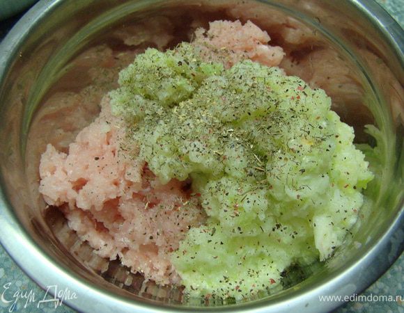 В блендере измельчить филе, яблоки и лук. Приправить специями, посолить, хорошо перемешать фарш. 