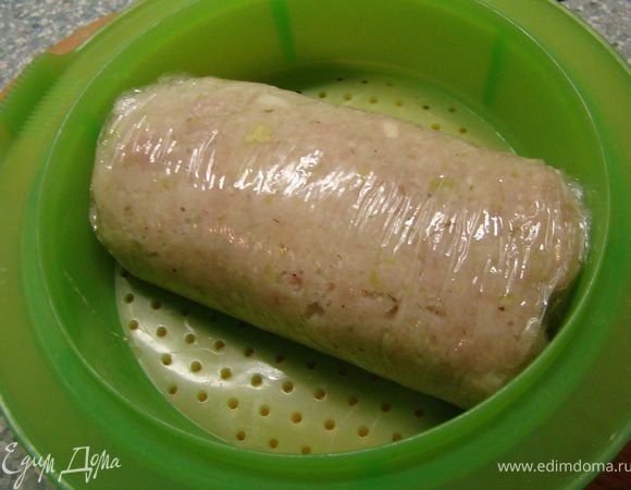 Уложите рулет в пароварку и готовьте 30 минут. 
