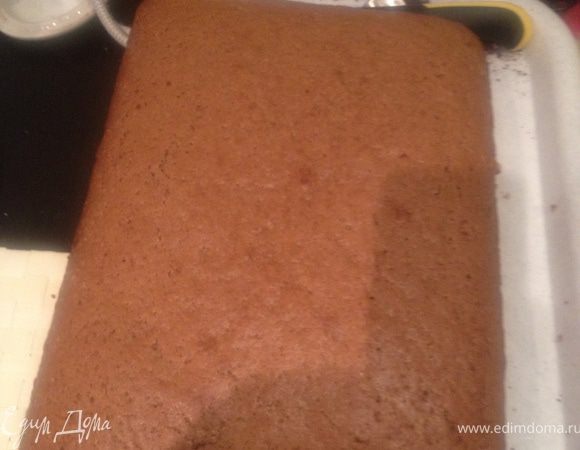 1.	Готовим бисквит, для этого взбиваем яйца с сахаром в крутую пену. 
2.	 Растапливаем сливочное масло), слегка остужаем и вливаем в него молоко. 
3.	 Смешиваем все сухие ингредиенты (муку, ванильный сахар, какао, разрахлитель) и постепенно добавляем полученную смесь во взбитые яйца, затем вливаем остывшее масло и молоко. Тщательно вымешиваем тесто. Дно формы покрываем пергаментной бумагой. Выкладываем бисквит в форму. Ставим в разогретую духовку 180 гр. На 30-40 минут. Готовность проверяем зубочисткой. 
4.	После того как бисквит вынули из духовки, дать ему 10-15 минут остыть в форме. Потом перекладываем его на решетку и остужаем до комнатной температуры. 
