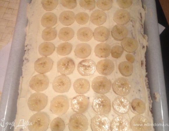 Собираем торт:
•Разрезаем бисквит на три части. 
•На нижний слой бисквита укладываем покупной крем, оставляем немного крема что бы закрыть начинку. Укладываем в крем нарезанные бананы и покрываем их оставшимся кремом. накрываем 2-м бисквитом.
