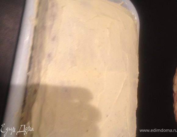 •Покрывает торт масленым кремом. И оформляем мастикой