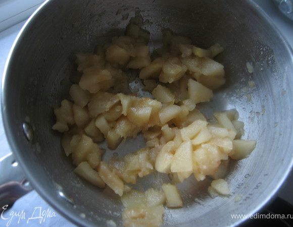 Яблоки очистить, порезать и добавить мед и протушить до мягкого состояния. Остудить.