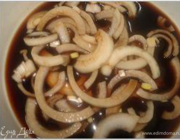 Лук нарезать полукольцами и замариновать в уксусе (я мариновала в бальзамическом уксусе)