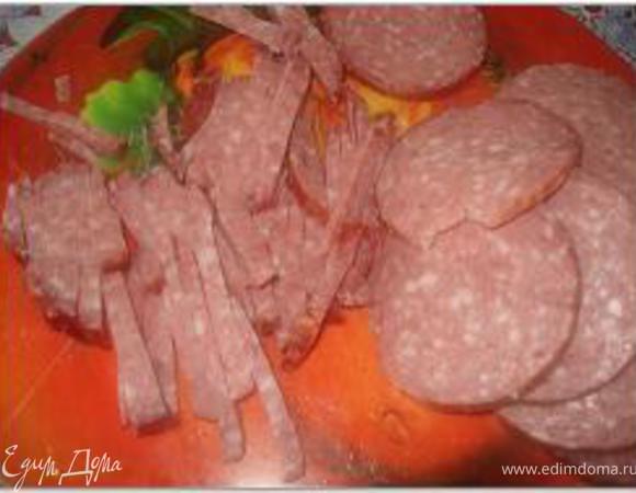 Колбасу, корнишоны и перец нарезать соломкой.