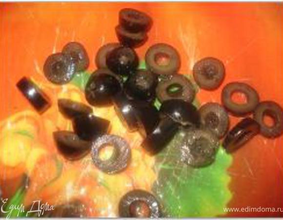 Оливки порезать кружочками.