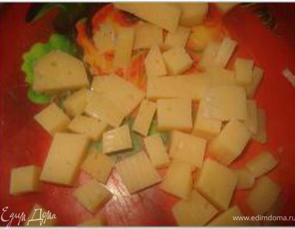 Сыр натереть на терке (я же решила в этот раз нарезать его тоже кубиками).