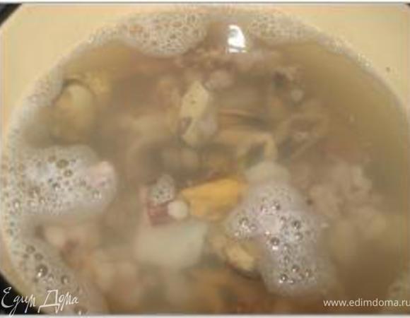 В воду положить перец, лавровый лист, гвоздику, довести до кипения, добавить морской коктейль и варить до готовности.