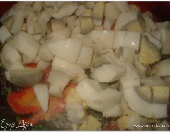 Яйца сварить и порезать кубиками. Добавить к рыбе