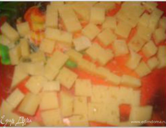 Огурец нарезать кубиками. Авокадо очистить и также нарезать кубиками.