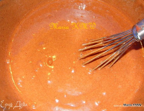 Подготовить две разъемные формы для выпечки бисквита, выстелить бумагой для выпечки.
Смешаем просеянную муку и разрыхлитель, добавим к ним сахар. 
Добавим раст. масло, воду и ванильную арому, какао и разведенный в 1 ст.л. воды кофе, перемешиваем 1 минуту.