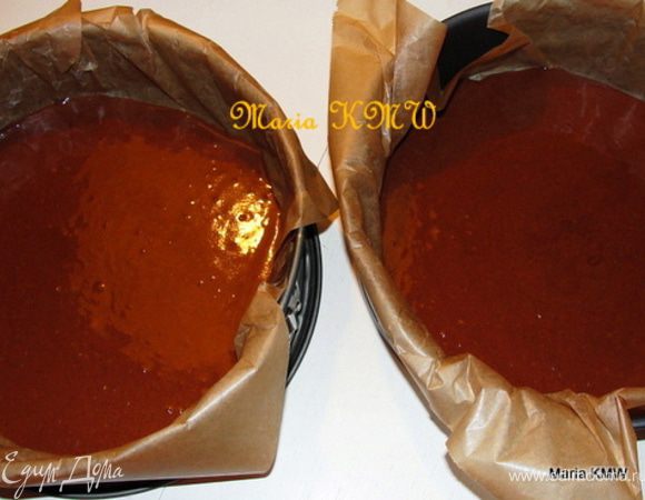 Разделяем на две части, выкладываем в формы и выпекаем в предварительно разогретой духовке 25-30 минут при 180°C. Проверяем готовность спичкой.