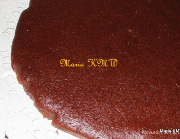 Вынимаем, даем остыть бисквиту в формах на решетке.
Осторожно снимаем один бисквит на блюдо.