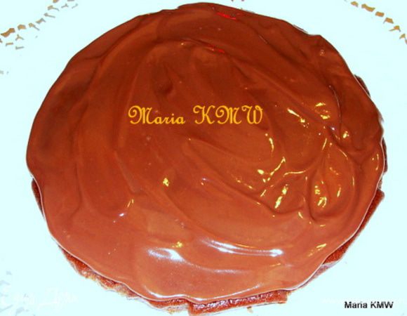 Смазываем по вкусу, я первый корж смазала соевым какао кремом, а второй смазала абрикосовым конфитюром. 