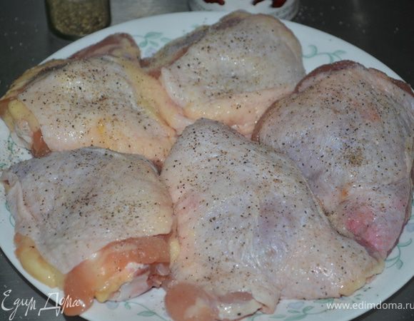 Кусочки курицы обсыпать солью и перцем.Жарить на на сред.огне(не на чугунной сковороде,из-за кислотности уксуса и помидор)!
Жарить каждую сторону 5мин. Переложить курицу со сковороды на 
тарелку.
