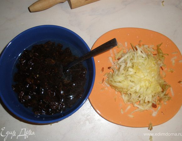 Изюм замочить в кипятке. Яблоко натереть на крупной терке, вместе с кожей и семечками (Джейми никогда не чистит яблоки:))