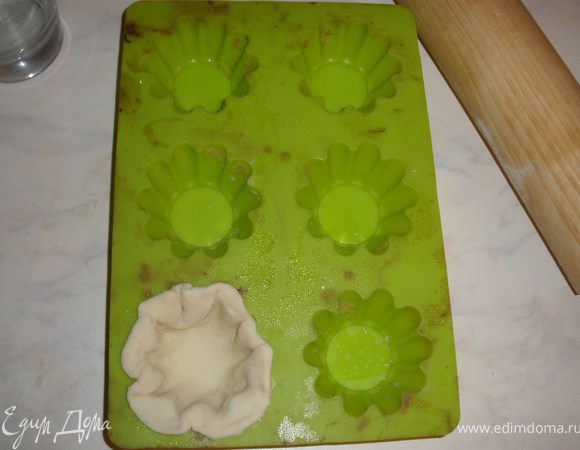 В формочки для маффинов выложить кружочки теста, в каждую положить по ст. ложки начинки.