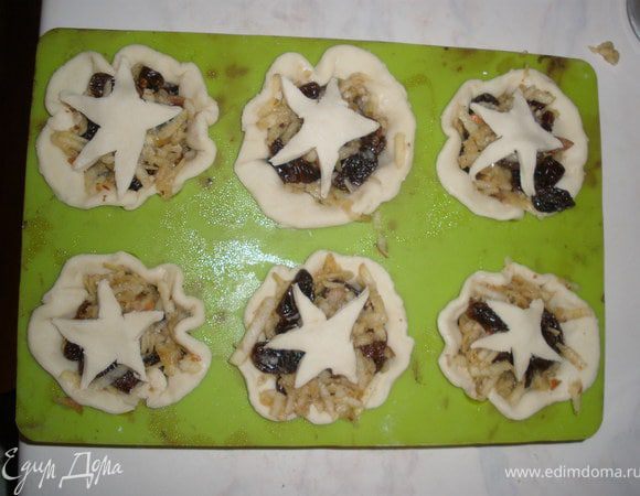 Из остатков теста вырезать звездочки ножом или формочками и положить их на пирожки. 