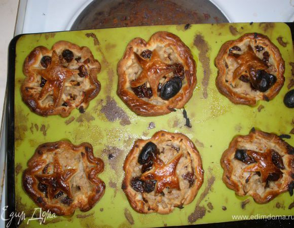 Смазать пирожки яйцом взбитым с молоком и выпекать в духовке разогретой до 200 градусо примерно 20 минут, до зарумянивания!!
