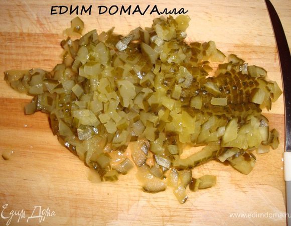 Пока рыбка оттаивает, берем соленые огурчики и режем мелким кубиком.