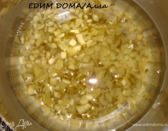 Опускаем огурчики в кастрюльку, заливаем водой и ставим на плиту. Одновременно ставим чайник.
Варим огурцы до мягкости (примерно 40 минут с момента закипания), постоянно подливая воду из чайника, так как она хорошо выкипает и огурцы могут подгореть. Нам же это не нужно.