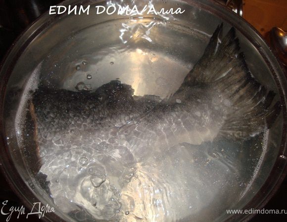 Наливаем в большую кастрюлю воду и ставим на плиту. Как только закипит, солим, опускаем подготовленную рыбку и варим ее до готовности.