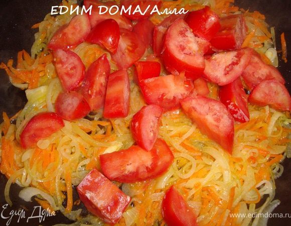 Тем временем чистим-моем лук и морковь. Лук режем полукольцами, морковь трем на крупной терке. Все вместе пассеруем, затем добавляем помидоры (у меня - замороженные).